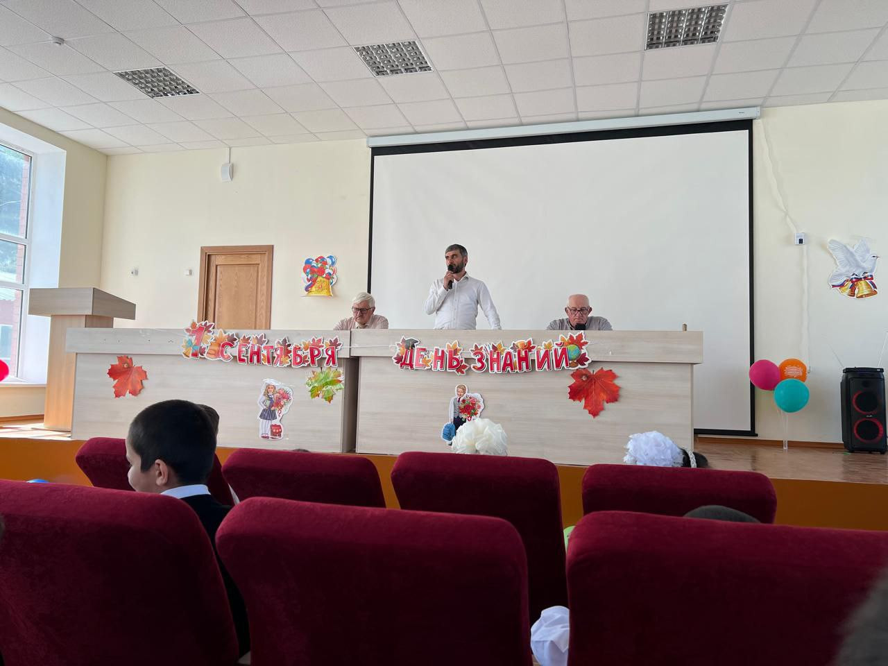 С Днем знаний поздравил детей Кванадинской школы директор ЦСОН Цумадинского района Джахпаров Заур Магомедкамилович.